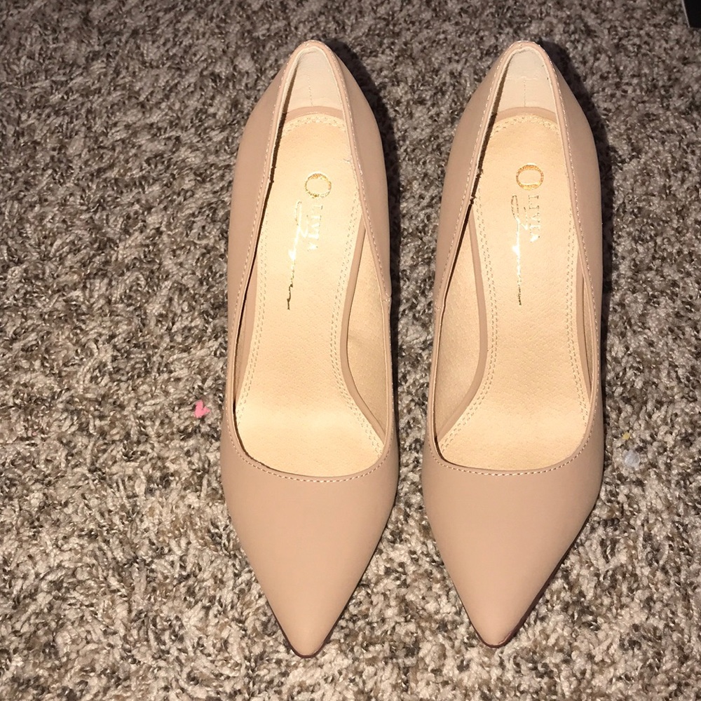 BRAND NEW Never worn nude heels!